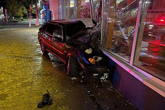 На Кубани водитель въехал в продуктовый магазин