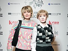 Как похожи! Юлия Меньшова и Вера Алентова вместе появились на показе нового спектакля Гришковца