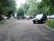 Городские службы очистили двор от битого асфальта, который остался после ремонта дороги