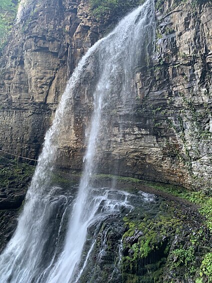 Водопад "Великан" в Восточной Абхазии знают не все туристы, но он просто обязателен к посещению. Огромные потоки воды здесь текут в два "этажа". А под этажами можно безопасно пройти — туристы получают невероятные ощущения, когда проходят буквально внутрь величественного водопада, окруженного настоящими джунглями.