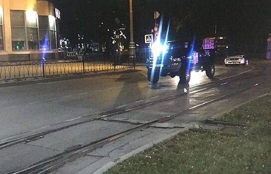 В Екатеринбурге мужчина выпал из машины и сразу попал под колеса другой