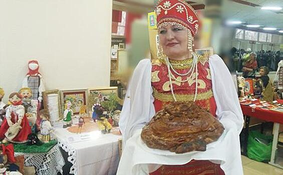 В Тюмени вкушали татарские пироги с украинских рушников