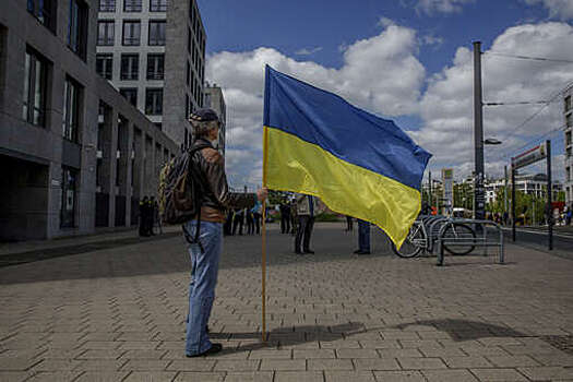 В Днепропетровске вандалы разрезали флаги Украины на аллее в честь павших