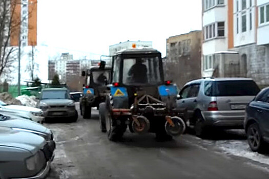 Имитировавших уборку снега в Москве трактористов уволили
