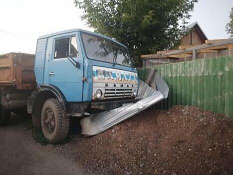 В Оренбурге пьяный водитель КАМАЗа врезался в забор