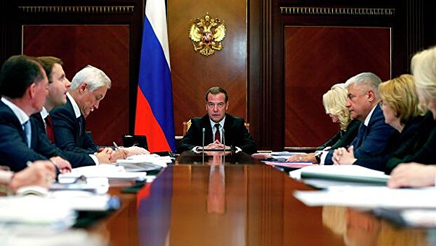 Медведев призвал исправить ситуацию с выплатами субсидий семьям в регионах