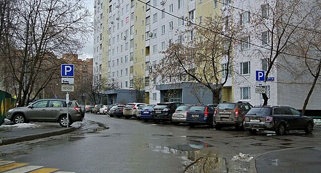 Кто кому должен уступать во дворе?