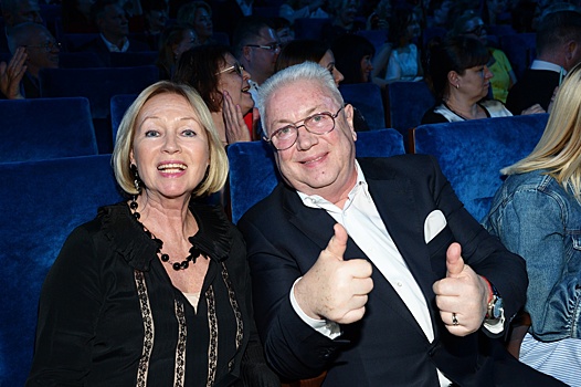 Звезды эстрады, парные футболки и огромный торт: Владимир Винокур и его жена отпраздновали золотую свадьбу