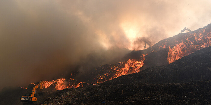 Дым затмил солнце: в Индии четвертый день тушат пожар на свалке