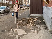 Асфальт в Терновке уходит из-под ног пешеходов