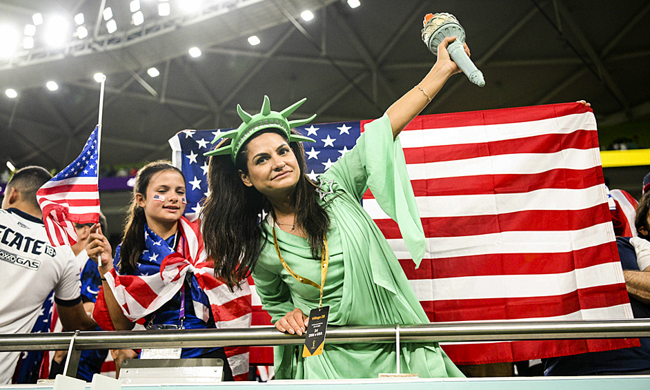 Болельщица из США в образе "Статуи Свободы" на матче Чемпионата мира по футболу между сборными Ирана и США