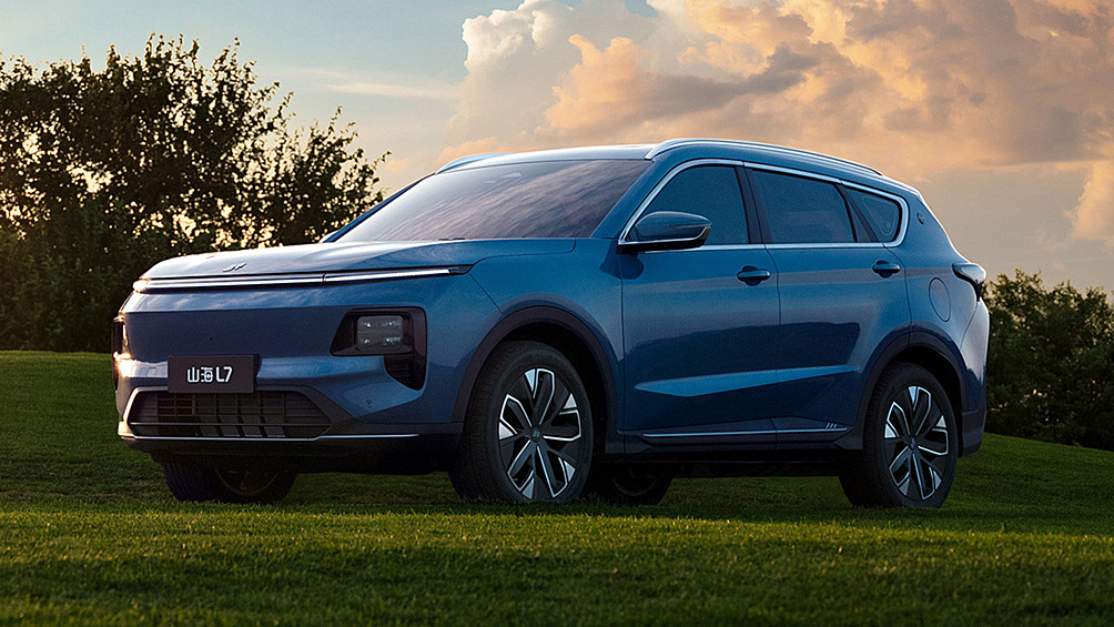 Jetour Shanhai L7 Plus дебютировал в апреле на Шанхайском автосалоне, а теперь стали известны полные технические характеристики. Кроссовер с габаритами 4 810 × 1 930 × 1 705 мм и колёсной базой 2 820 мм оснащён гибридной силовой установкой, сочетающей 1,5-литровый турбомотор мощностью 156 л.с. и электродвигатель на 204 л.с. Суммарная отдача системы составляет 360 л.с. при 530 Н·м крутящего момента. Запас хода на электротяге достигает 220 км, а общая дальность пробега — 1 500 км. Продажи Shanhai L7 Plus в Китае стартуют этой осенью. О российских перспективах модели пока ничего не известно.