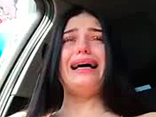 В Сети высмеяли слезно выпрашивающую iPhone 7 девушку