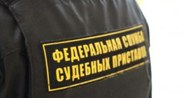 Машину опечатали приставы