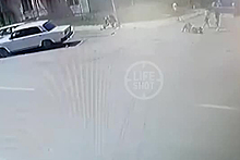 Водитель на полной скорости сбил двух россиянок с детьми и попал на видео