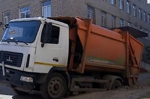 Мусоровоз чуть не ушел под землю в Рыбинске