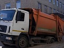 Мусоровоз чуть не ушел под землю в Рыбинске