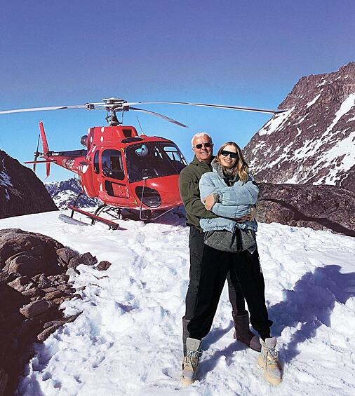 Модель Лена Перминова с мужем отдыхает в снегах Гренландии.