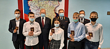 В ГУ МВД России по Кемеровской области прошло торжественное вручение первых паспортов отличившимся школьникам