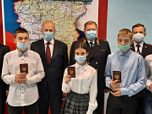 В ГУ МВД России по Кемеровской области прошло торжественное вручение первых паспортов отличившимся школьникам