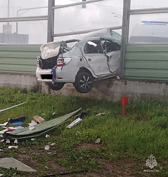 Водитель Renault, повисшего на шумозащитном экране, попала в больницу