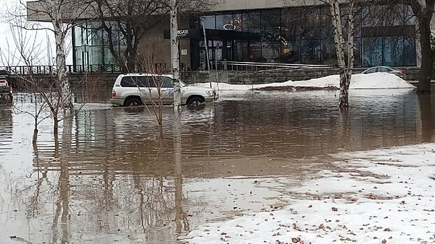 "Раскинулось море широко". В центре Петрозаводска с утра плавали машины и пешеходы