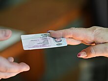 В России начали выдавать автомобильные права нового образца