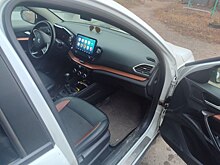 В Орске таксист присвоил забытую пассажиркой в машине сумку с деньгами