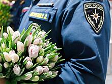 Сотрудники МЧС поздравили москвичек с 8 Марта на станции метро «Окружная»