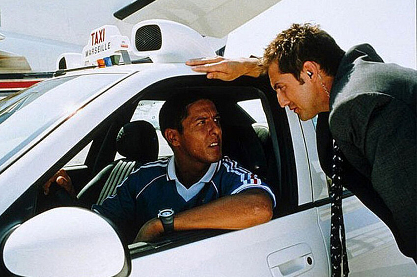 "Такси". Компания "Мерседес" судилась с создателями фильма из-за фразы, которую произносит один из героев: "Ну что, баварцы, до сих пор на тракторах ездите?" в отношении водителя "Мерседеса". Суд компания выиграла, получив 2 млн долларов в качестве компенсации.