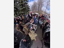 На Украине бросили в мусорный бак директора больницы из-за увольнения неврологов