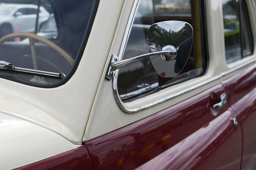 Ретро-автомобиль на улице Подмосковья восхитил пользователей сети