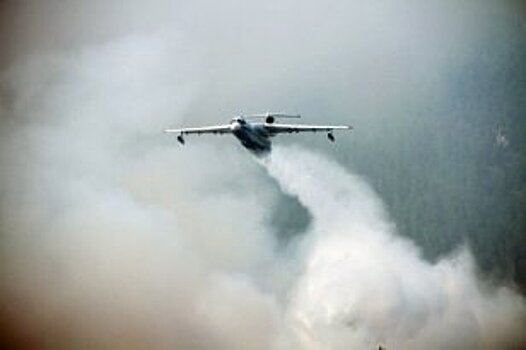 Самолет-амфибия Бе-200 МЧС России в минувшие сутки был задействован в тушении двух лесных пожаров в Приангарье