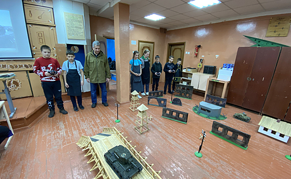 Дети в курской школе №28 играют с учителем в танки