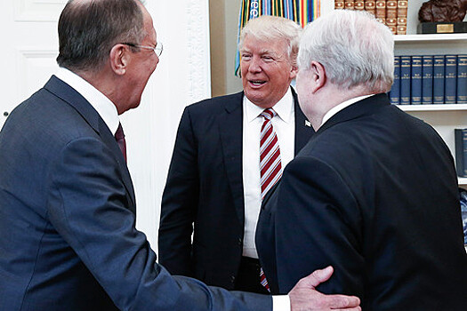 Министр иностранных дел РФ Сергей Лавров, президент США Дональд Трамп и посол РФ в США Сергей Кисляк во время встречи в Белом доме