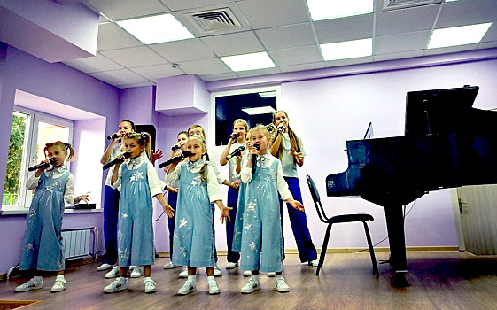 Алексей Текслер посетил детскую школу искусств в ЧВВАКУШе и обещал рояль