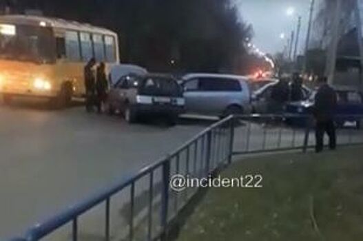 В массовой аварии в Новоалтайске пострадали три человека