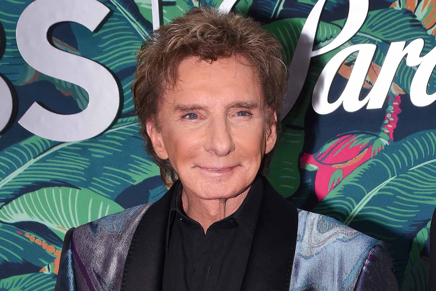 Певец Манилоу перенесет концерты из-за операции по поводу рака легких