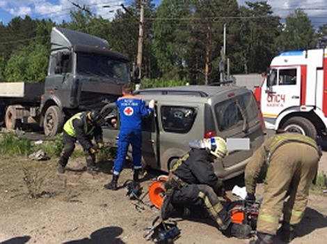 Водитель легковушки угодил под грузовик, выезжая с автозаправки