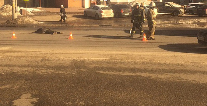 Рядом с ТЦ «Москва» погиб пешеход. Очевидцы говорят, что его сбил КАМАЗ