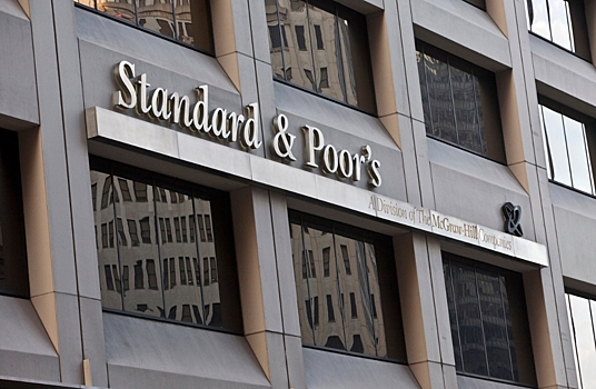 S&P поместило под наблюдение краткосрочные рейтинги 13 российских эмитентов