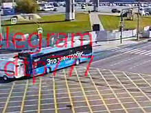 В Москве на видео попало, как электробус протаранил скорую с пациентом в салоне