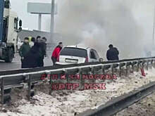 В Москве на видео сняли автомобиль, вспыхнувший на дороге