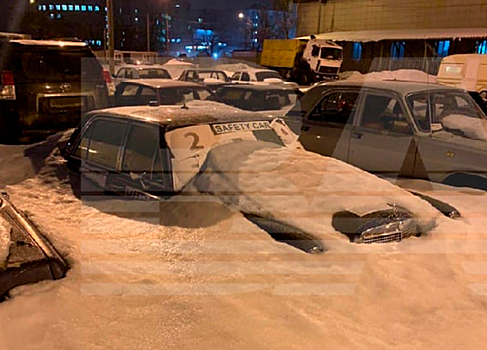 На парковке в Москве под слоем снега нашли раритетный Mercedes