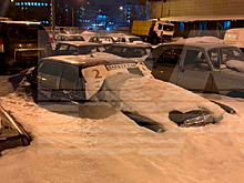 На парковке в Москве под слоем снега нашли раритетный Mercedes