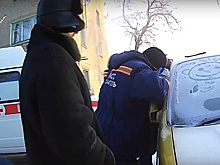 Шестилетний мальчик оказался один в закрытой ледяной машине: к нему приехали спасатели