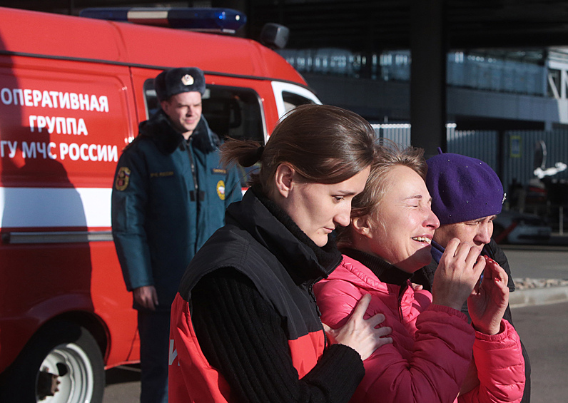 На фото: родственники пассажиров потерпевшего крушение самолета А-321 авиакомпании «Когалымавиа» в аэропорту Пулково