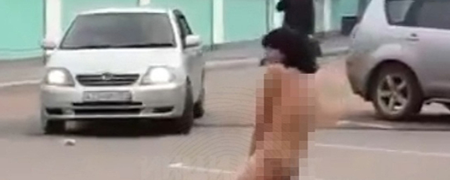 Голая женщина устроила пляски рядом с железнодорожным вокзалом Новосибирска