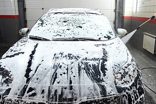 Названы регионы, где россиянам чаще всего приходится мыть автомобиль