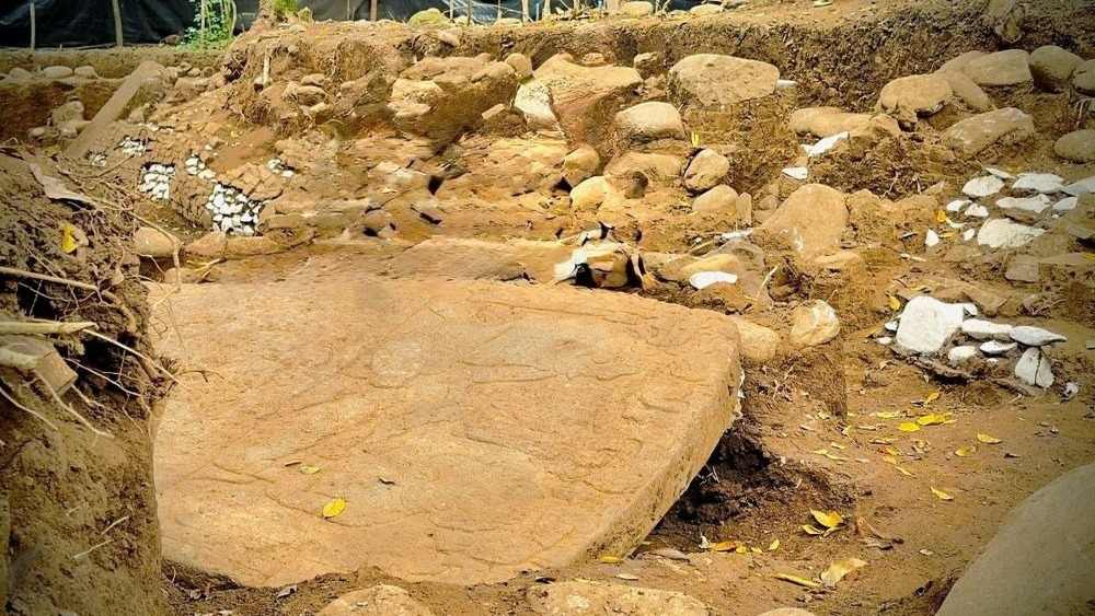 В Мексике нашли 1400-летний монолит, изображающий людей, общающихся с божеством